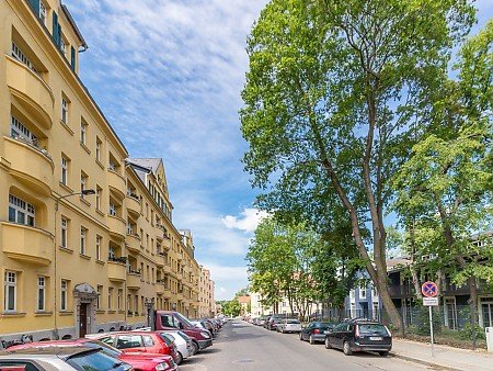 Mehrfamilienh�user und B�ume in Leipzig Connewitz