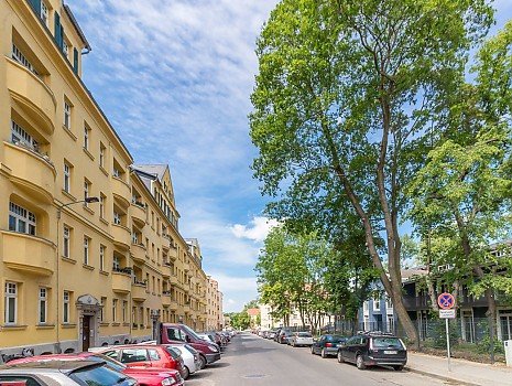 Mehrfamilienh�user und B�ume in Leipzig Connewitz