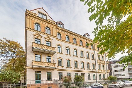 Mehrfamilienhaus in Gohlis Süd - Stallbaumstraße mit Bäumen und parkenden Autos Mehrfamilienhaus in Gohlis Süd - Stallbaumstraße mit Bäumen und parkenden Autos