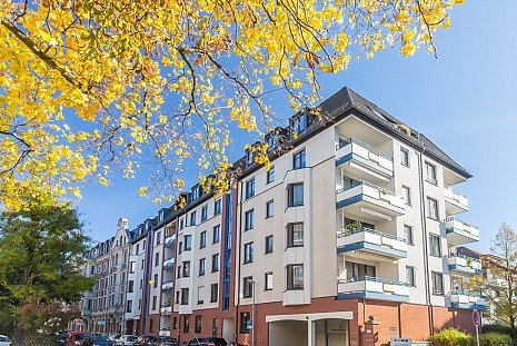 Mehrfamilienhaus Alte Stra�e in Leipzig Plagwitz mit Baum im Vordergrund