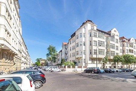 Mehrfamilienhäuser in der Südvorstadt mit Straße und parkenden PKWs Mehrfamilienhäuser in der Südvorstadt mit Straße und parkenden PKWs