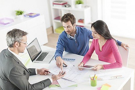 Jemand unterschreibt einen Notarvertrag Jemand unterschreibt einen Notarvertrag