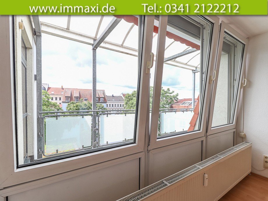 Wohnzimmer Fenster mit Blick zum Laubengang Dachgeschosswohnung Leipzig