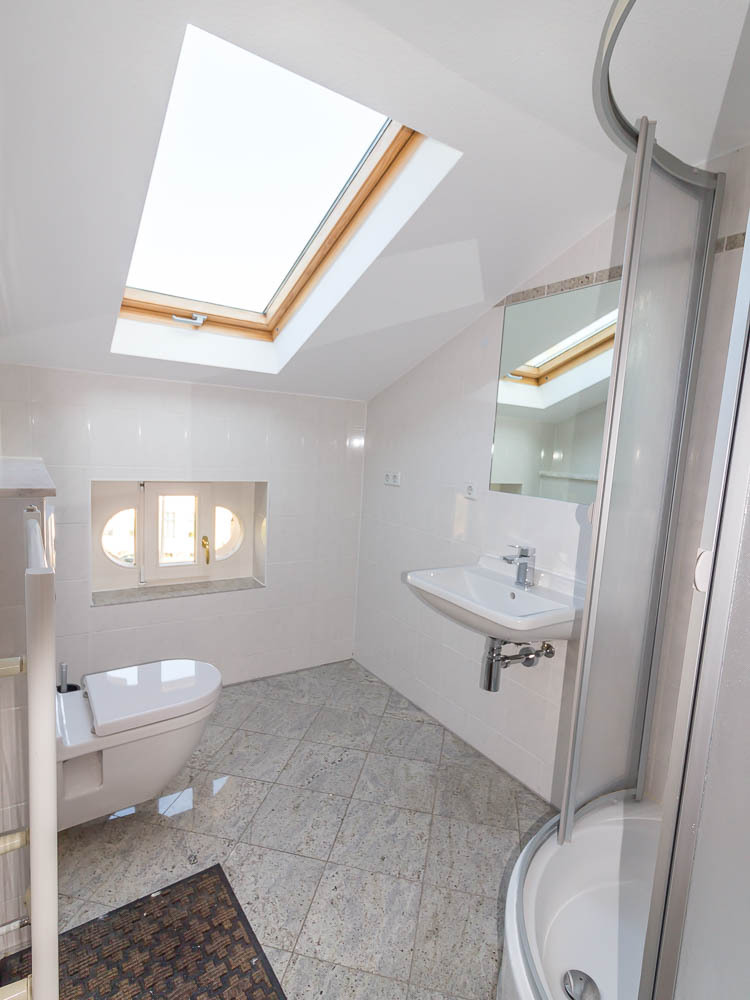 Tageslichtbad mit Dusche Dachgeschosswohnung Leipzig