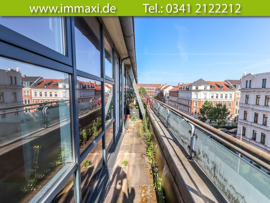 schmaler-Balkon---Stra�enseite Dachgeschosswohnung Leipzig